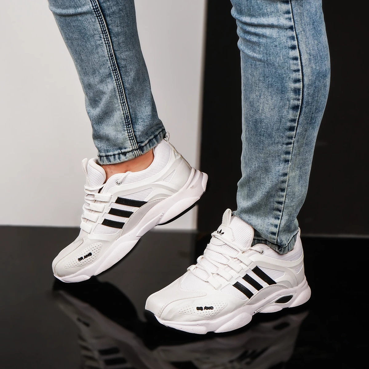 کفش ورزشی مردانه سفید مشکی Adidas مدل Ravan